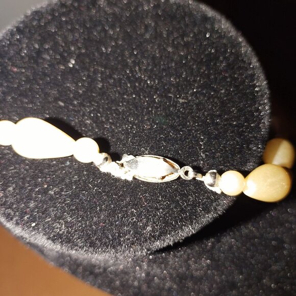 Vintage Cream Faux Pearl Teardrop Bead Necklace With Ornate Silver Tone Clasp 20 - Picture 4 of 5